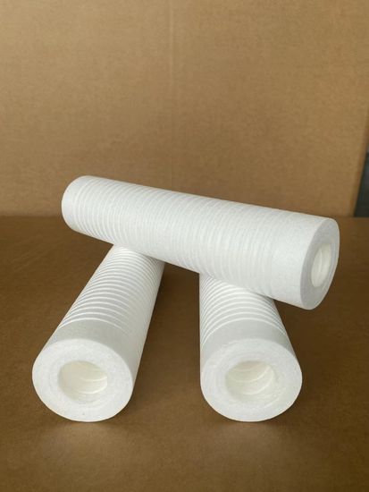 Imagen de un filtro de polipropileno plisado, un tipo de malla filtrante para sedimentos.
